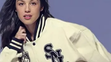 Chaqueta bomber de Olivia Rodrigo en Saturday Night Live S51 vista en Saturday Night Live