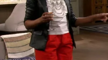 Chaqueta de cuero negra que lleva Tina Butler (Tichina Arnold) en The Neighborhood