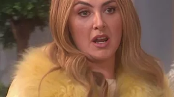 Saturday Night Live UK 2026 Emma Sidi Butter Yellow Fur Coat portado por Self - Varios Personajes (Emma Sidi) visto en Saturday Night Live UK