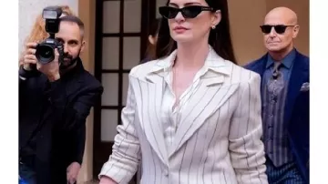 El diablo viste de Prada 2 Anne Hathaway con la americana de rayas de Andy Sachs (Anne Hathaway) como se ve en El diablo viste de Prada 2