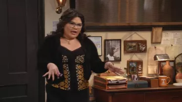Camiseta Love Me Not Printed que lleva Isabella (Belissa Escobedo) vista en Happy's Place (S02E16)