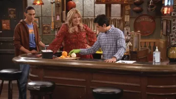 Camiseta de Knoxville Camiseta de Tennessee que lleva Takoda (Tokala Black Elk) vista en Happy's Place (S02E16)