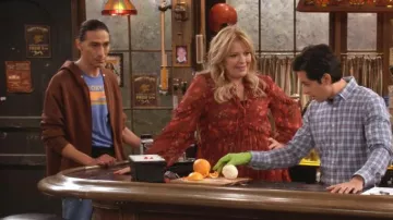 Sudadera con cierre holgado de H&M usada por Takoda (Tokala Black Elk) vista en Happy's Place (S02E16)