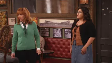 Jersey de algodón Boden Emilia con escote en V que lleva Bobbie (Reba McEntire) visto en Happy's Place (S02E17)