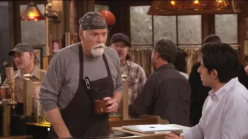 731Creations Bandana de bling de cachemir negra y naranja que lleva Emmett (Rex Linn) tal como se ve en Happy's Place (S02E17)