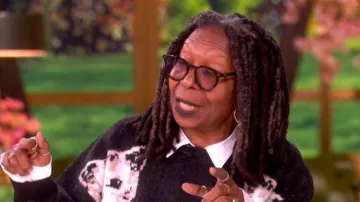 Vestida con el jersey de punto oversize de Lala Power que lleva Whoopi Goldberg, tal como se ve en The View el 30 de abril de 2026