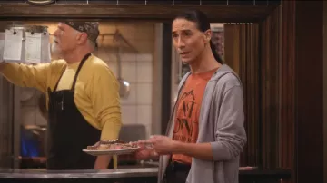 Camisas Old School en el East Towne Mall Knoxville Center usadas por Takoda (Tokala Black Elk) vistas en Happy's Place (S02E17)