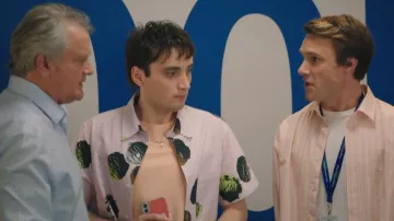 Camiseta de helado con estampado de helado que lleva Nick Castellano (Paulo Costanzo) tal como se ve en Twenty Twenty Six (S01E04)