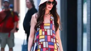 El diablo viste de Prada 2 Anne Hathaway Vestido largo multicolor de Andy Sachs (Anne Hathaway) en El diablo viste de Prada 2