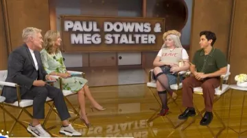 Marc Jacobs El bolso de hombro de ante vaquero Snapshot que lleva Megan Stalter visto en Good Morning America el 6 de mayo de 2026