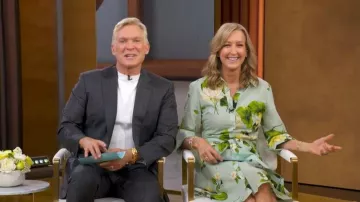 Camisa floral de Zara llevado por Lara Spencer visto en Good Morning America el 6 de mayo de 2026