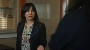 BCBGeneration Blazer Black Blue Linen Blend Blend Talla 2 Ropa de trabajo usada por Caroline (Christina Wren) como se ve en Will Trent (S04E16)