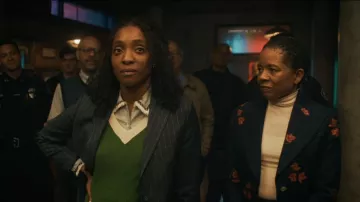 La americana de rayas de tiza de la hija favorita The Suits You llevada por Faith Mitchell (Iantha Richardson) como se ve en Will Trent (S04E16)