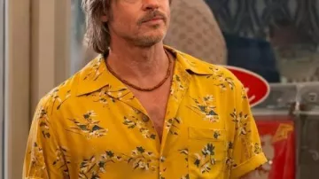 Las aventuras de Cliff Booth Brad Pitt Camisa amarilla