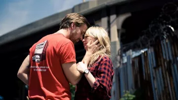 Camiseta roja Steinway que lleva Dean (Ryan Gosling) tal como se ve en la película de Blue Valentine