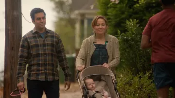 Peto vaquero Free People Good Luck que lleva Angie Polaski (Erika Christensen) como se ve en Will Trent (S04E18)