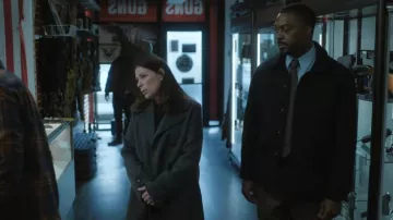 Andrew Marc Warwick Chore Coat llevado por Theo Walker (David Ajala) tal como se ve en Law & Order (S25E14)