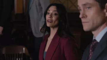 Plata americana cruzada con doble cruzamento que lleva Samantha Maroun (Odelya Halevi) tal como se ve en Ley y Orden (S25E15)