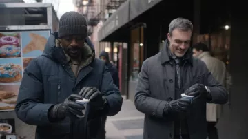 Abrigo de seda de lana europea de lana noruego llevado por Vincent Riley (Reid Scott) visto en Ley y Orden (S25E17)