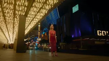 Botas de lentejuelas Momo Chameleon que lleva Margo Millet (Elle Fanning) como se ve en Margo's Got Money Troubles (S01E05)
