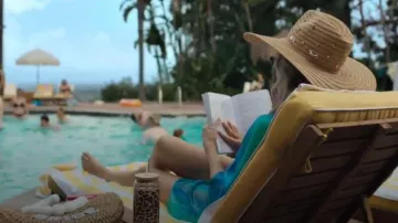 Bolsa de playa Pinkunn Bride Gift que lleva Shyanne (Michelle Pfeiffer) como se ve en Margo's Got Money Troubles (S01E06)