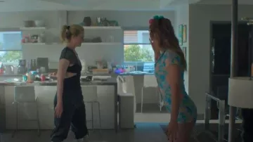 Frankie's Bikinis Rose Terry Mono usado por Rose (Lindsey Normington) como se ve en Margo's Got Money Troubles (S01E06)