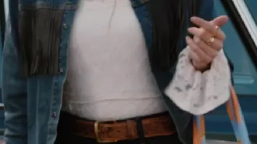 Chaqueta vaquera con flecos usada por (Dolly Weaver) en Marshals (S01)