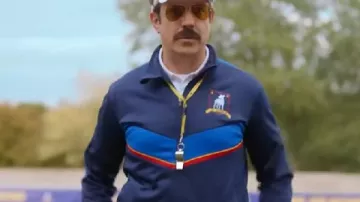 Chaqueta deportiva de Ted Lasso llevada por Ted Lasso (Jason Sudeikis) como se ve en Ted Lasso (T04)