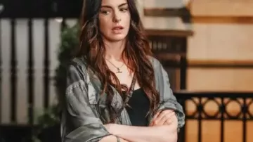 Anne Hathaway, el Diablo viste de chaqueta Prada 2 (Anne Hathaway) en El diablo viste de Prada 2