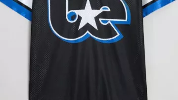 Camiseta negra llevada por Billie Eillish en la gira Billie Eilish Hit Me Hard and Soft (Live in Manchester 2025)