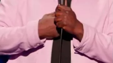Chaqueta rosa que lleva Self (Kevin Hart) en Funny AF con Kevin Hart (T01)