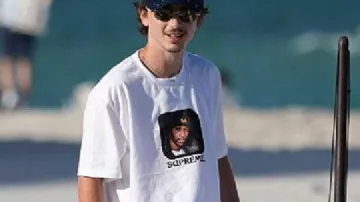 Camiseta blanca con estampado de Timothée Chalamet vista en Miami Beach ???? | Desglose del conjunto Supreme x Wu-Tang ???? (abril de 2026)