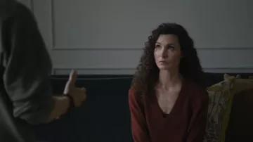 Jenni Kayne Flynn Jersey de cuello en V de cachemira llevado por Sophia Cole (Alicia Minshew) tal como se ve en Ley y Orden (S25E19)