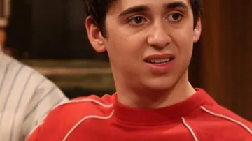 Saturday Night Live S51 Sudadera roja de Marcello Hernández vista en Saturday Night Live