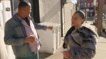 Chaqueta acolchada corta con capucha de piel sintética de Celestia Lioren usada por Amaya Espinal, vista en Love Island: Más allá de la Villa (S02E03)