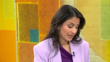 La camiseta drapeada Sei que lleva Celine Gounder, vista en CBS Mornings el 5 de mayo de 2026