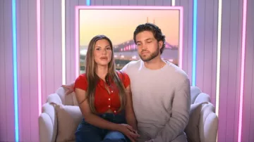 Frankies Bikinis x Khy Oakley Cloud Knit Cardigan llevado por Iris Kendall, tal como se ve en Love Island: Beyond the Villa (S02E06)