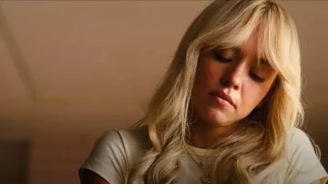 T-shirt en coton imprimé à imprimé Prier pour les hommes porté par Cassie Howard (Sydney Sweeney) tel que vu dans Euphoria (S03E05)