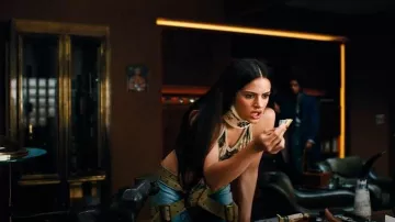Vaqueros London Strap Up Stonewash desgastados usados por Magick (Rosalia) como se ve en Euphoria (S03E05)