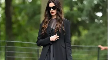 Anne Hathaway, el Diablo viste Prada 2, abrigo largo negro de Andy Sachs (Anne Hathaway) en El diablo viste de Prada 2