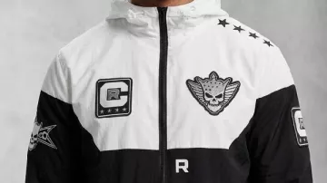 Chaqueta cortavientos negra y blanca de Cody Rhodes en WWE Raw
