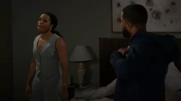 Pantalones rectos Calvin Klein de rayas usados por Naomi Hamilton Hawthorne (Arielle Prepetit) como se ve en Más allá de las puertas (S02E84)