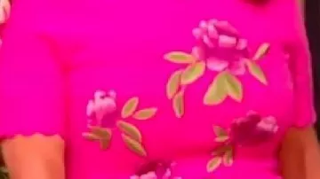 Vestido floral rosa que lleva (Ana Navarro) en The View