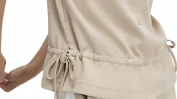 Camiseta beige que lleva (Saffron Lempriere) en Towies