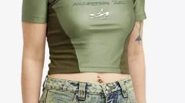 Camiseta de carreras (Mika Abdalla) fuera del campus