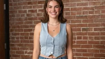 Fuera del campus 2026 Hannah Wells Blue Vest (Ella Bright) vista en Fuera del campus (S01)