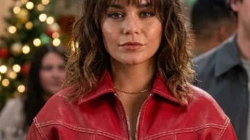Chaqueta bomber Red de Allie Hayes Off Campus S01 llevada por Allie (Mika Abdalla) vista en Off Campus (S01)