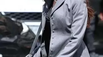 El Diablo viste la americana gris Prada Anne Hathaway que lleva Andy Sachs (Anne Hathaway) en El diablo viste de Prada 2