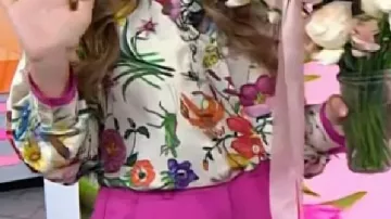 Camisa de seda con estampado floral que lleva Christina Stembel en flores amarillas llena TODAY Studio para enviar cariño a la familia Guthrie