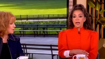 Chaqueta de algodón y popelina con encaje Destree Amoako llevada por Sunny Hostin, vista en The View el 7 de mayo de 2026